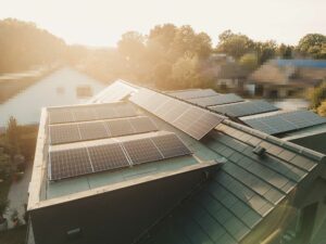 Dach einer modernen Villa mit Solaranlage – nachhaltige Energieversorgung auf dem eleganten Hausdach