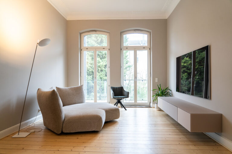 Moderne Couch im stilvollen Wohnzimmer – gemütliches Design und hochwertige Materialien schaffen eine einladende Atmosphäre